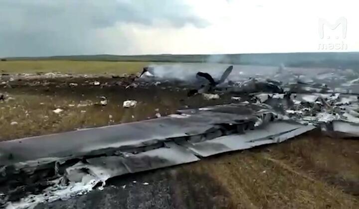 Российские власти подтвердили гибель восьми членов экипажа самолета Ил-22, сбитого во время мятежа